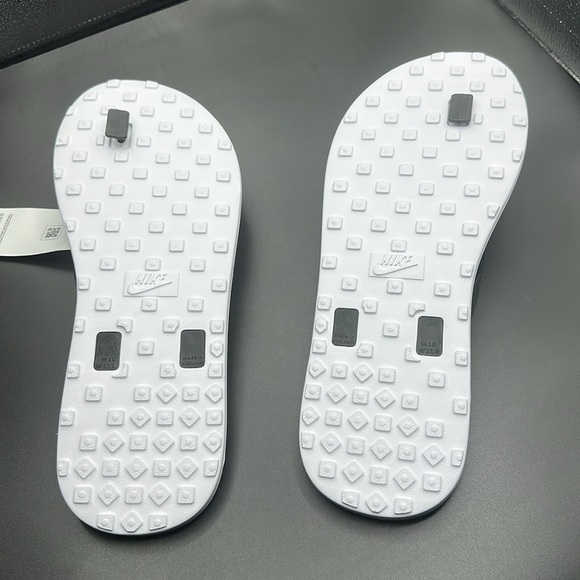 🔥 Nike Women’s Black Flip Flops – Lightweight & Comfortable (Size 11, NWT) 🔥 - Picture 2 of 3